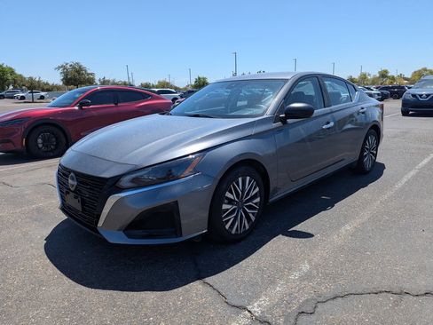 Used 2024 Nissan Altima 2.5 SV FWD image 2