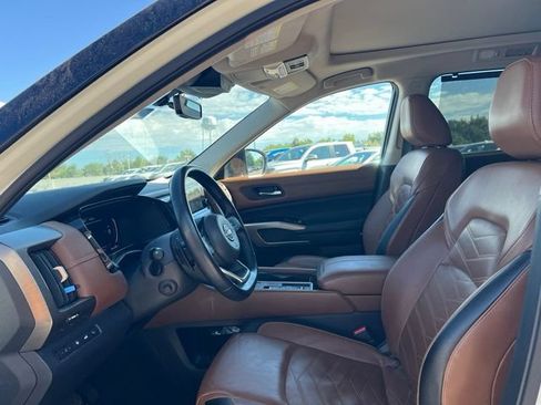 Used 2023 Nissan Pathfinder Platinum w/ Lighting Package (N93) FWD image 29