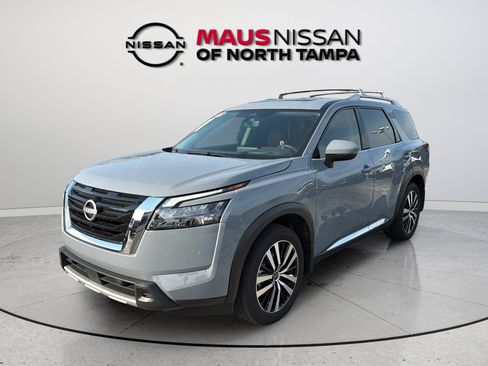 Certified 2025 Nissan Pathfinder Platinum w/ Cargo Package FWD image 4