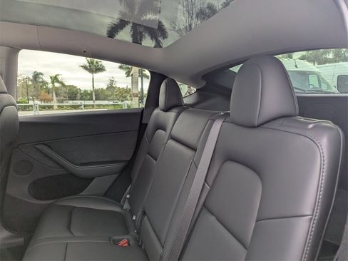 Used 2025 Tesla Model Y Long Range image 17