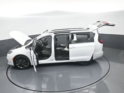 New 2026 Chrysler Pacifica Limited w/ S Appearance Package image 60