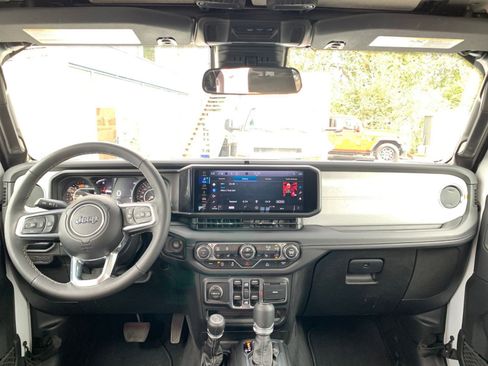 Used 2025 Jeep Wrangler Sahara image 32