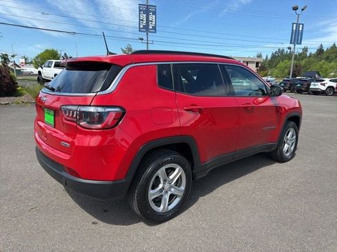 Used 2024 Jeep Compass Latitude AWD/4WD image 9
