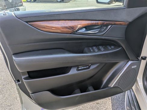 Used 2016 Cadillac Escalade Luxury AWD/4WD image 16