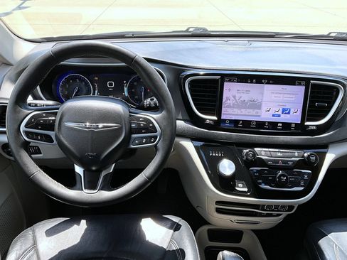 Used 2022 Chrysler Pacifica Touring-L FWD image 12