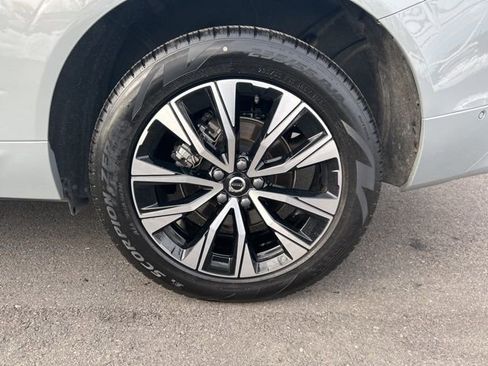 Certified 2025 Volvo XC60 B5 Plus image 9