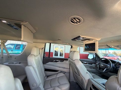 Used 2017 Cadillac Escalade ESV Luxury image 11