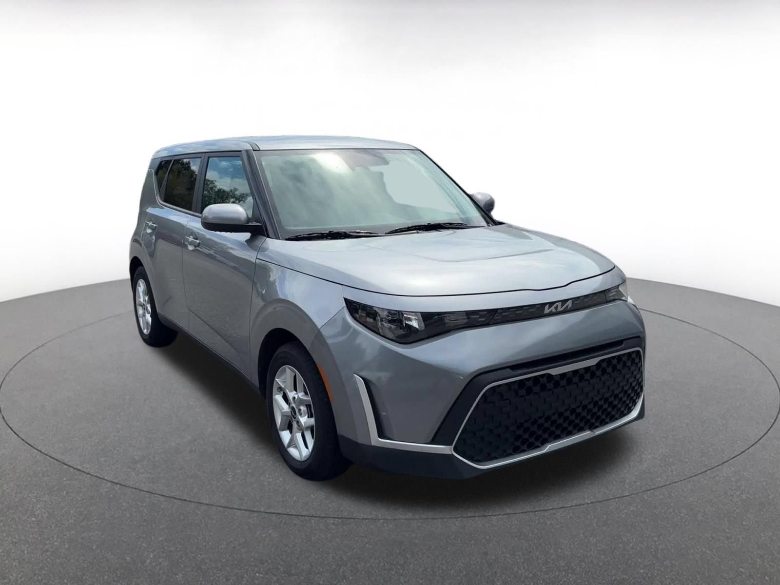Used 2025 Kia Soul LX w/ LX Technology Package FWD image 2
