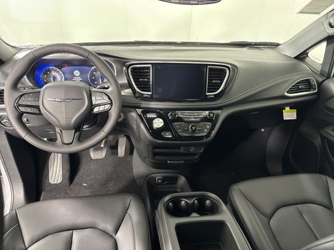 New 2026 Chrysler Pacifica Select w/ S Appearance Package image 12