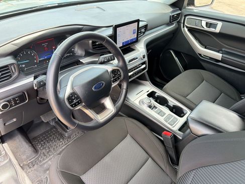 Used 2024 Ford Explorer XLT RWD image 4