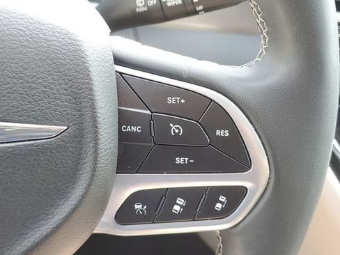 Used 2023 Chrysler Pacifica Touring-L FWD image 23