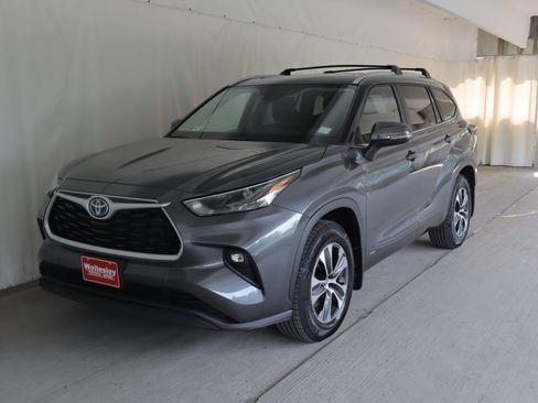 Used 2023 Toyota Highlander XLE AWD/4WD image 24
