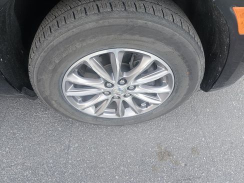 Used 2024 Buick Enclave Premium image 9