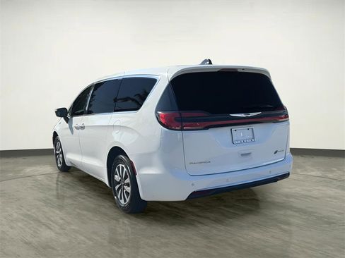 Used 2024 Chrysler Pacifica Select image 7