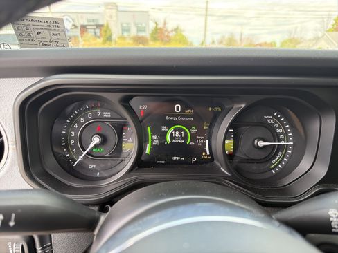 Used 2025 Jeep Wrangler Unlimited Sahara AWD/4WD image 21