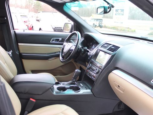 Used 2017 Ford Explorer XLT w/ Equipment Group 202A image 34