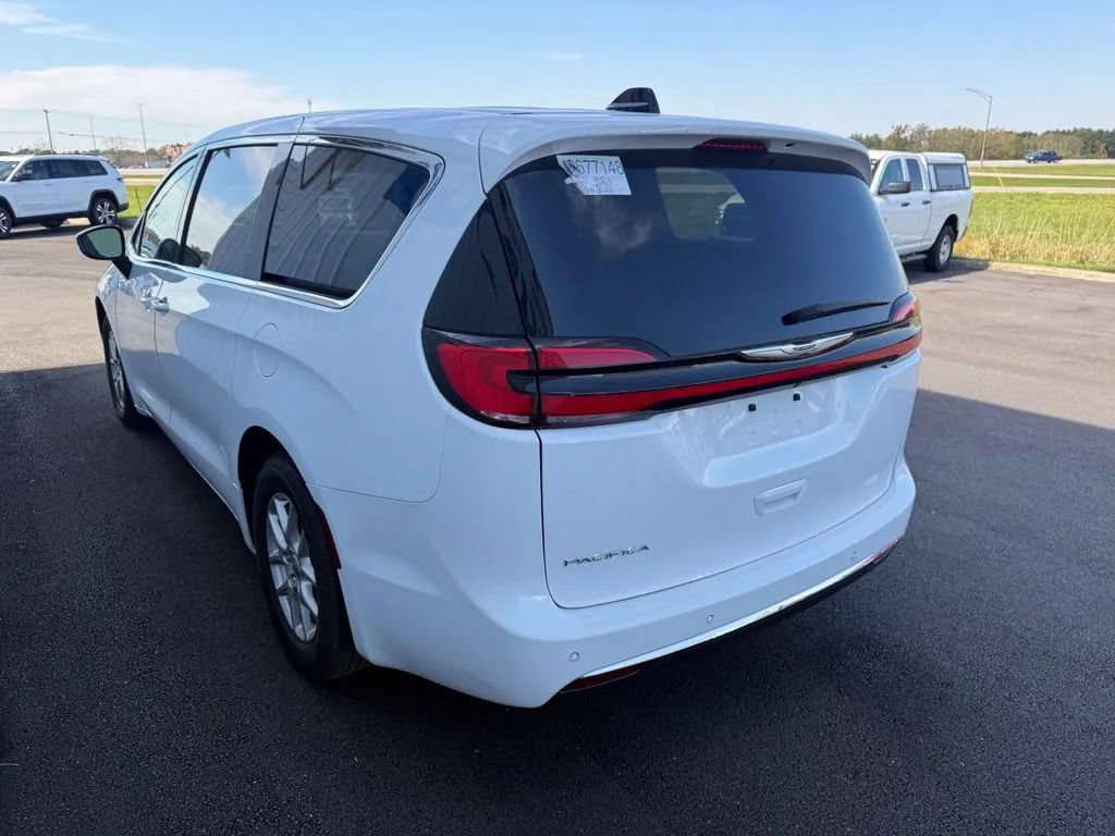 Used 2024 Chrysler Pacifica Touring-L FWD image 6