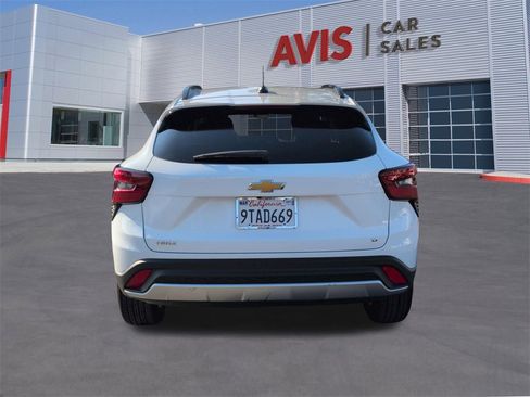 Used 2025 Chevrolet Trax LT w/ LT Convenience Package image 7
