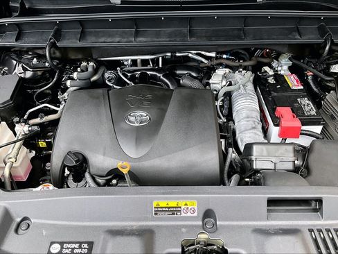 Used 2022 Toyota Highlander XLE FWD image 32