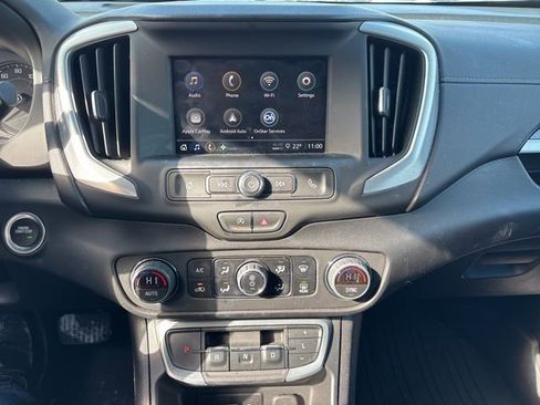 Used 2024 GMC Terrain SLE w/ Driver Convenience Package image 17