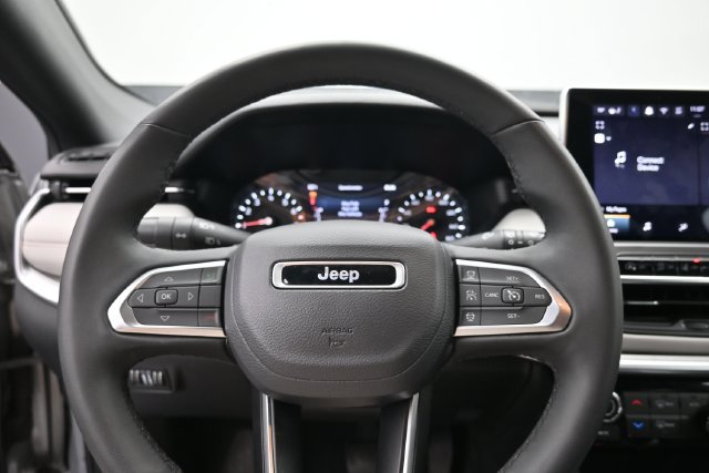 Used 2025 Jeep Compass Limited AWD/4WD image 17