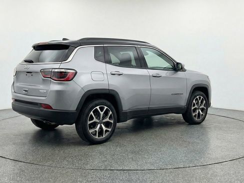 Used 2025 Jeep Compass Limited image 9