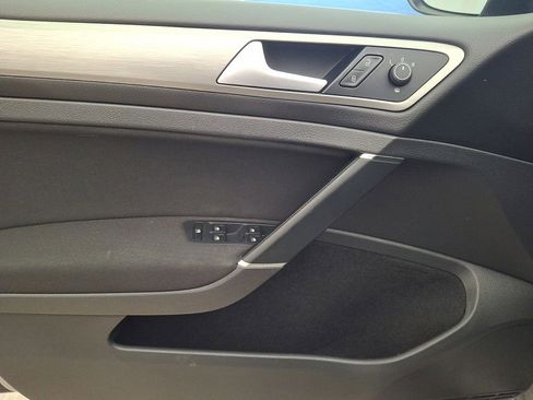 Used 2016 Volkswagen Golf S image 10