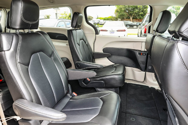 Used 2024 Chrysler Pacifica Touring-L FWD image 19