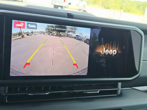 Used 2025 Jeep Wrangler Unlimited Sahara AWD/4WD image 33