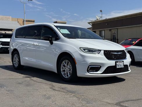 Used 2026 Chrysler Pacifica Select FWD image 4