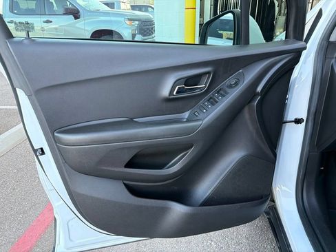 Used 2021 Chevrolet Trax LS w/ Tint and Cruise Package FWD image 28