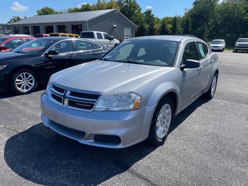 Used 2013 Dodge Avenger SE image 1