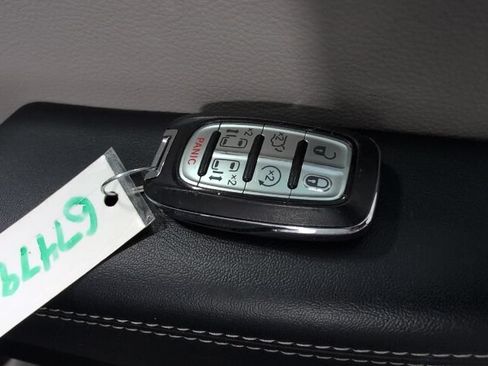 Used 2023 Chrysler Pacifica Touring-L FWD image 35