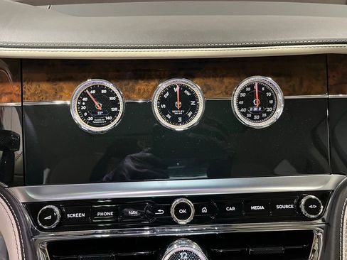 Used 2022 Bentley Flying Spur V8 image 21