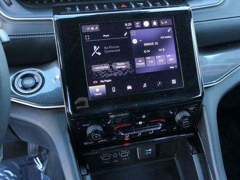 Used 2023 Jeep Grand Cherokee L Laredo image 17