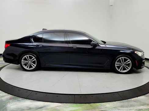 Used 2017 BMW 740i image 4