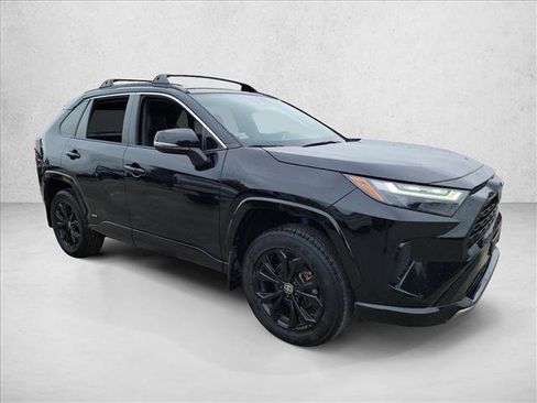 Used 2022 Toyota RAV4 SE image 2