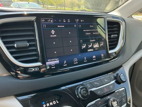 Used 2023 Chrysler Pacifica Touring-L image 19