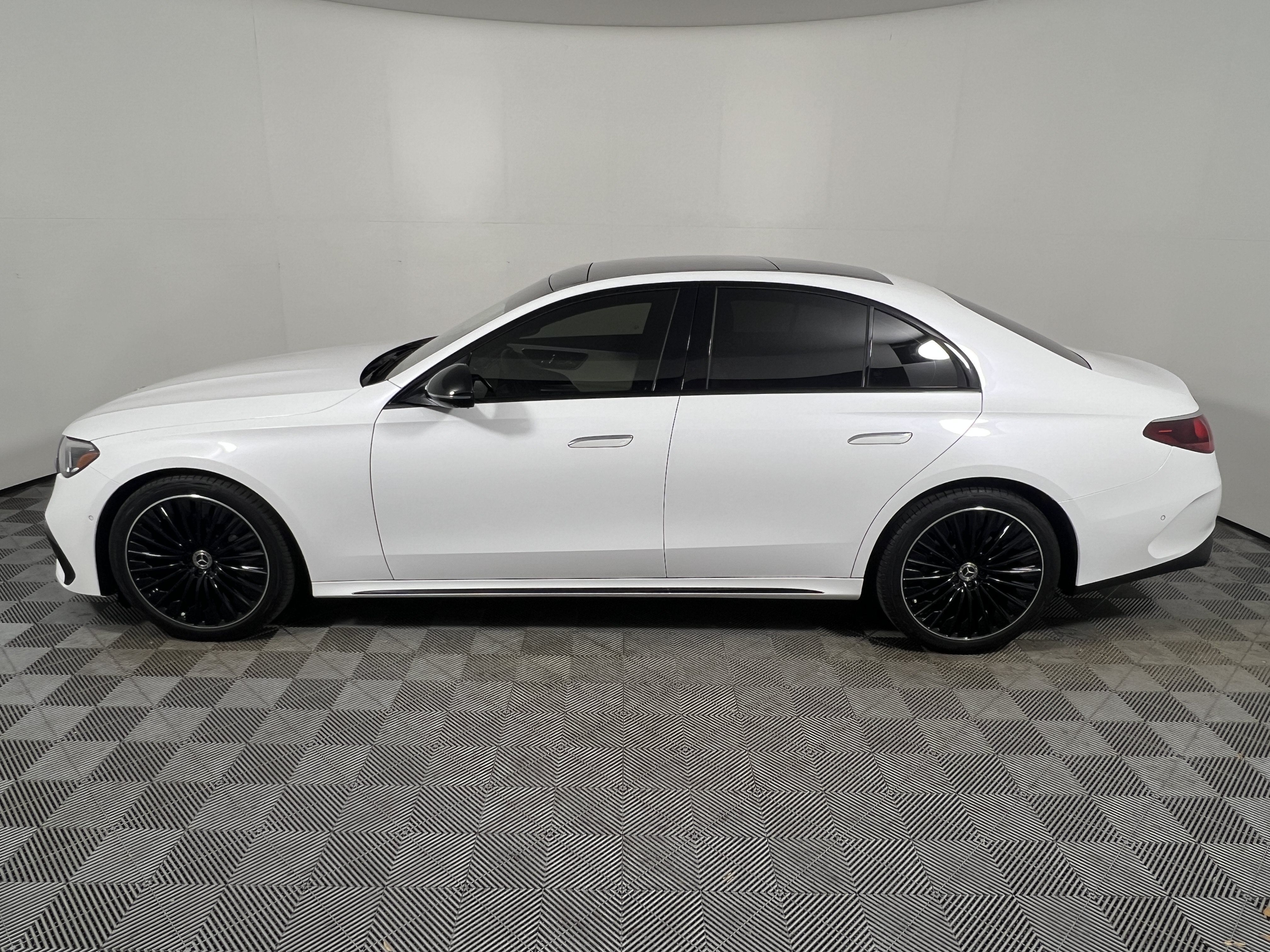 Used 2024 Mercedes-Benz E 350 4MATIC Sedan image 2
