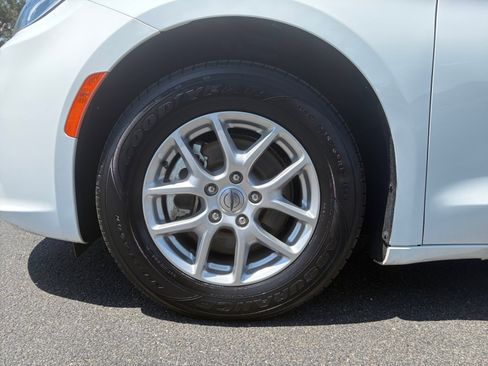 Used 2024 Chrysler Pacifica Touring-L FWD image 11