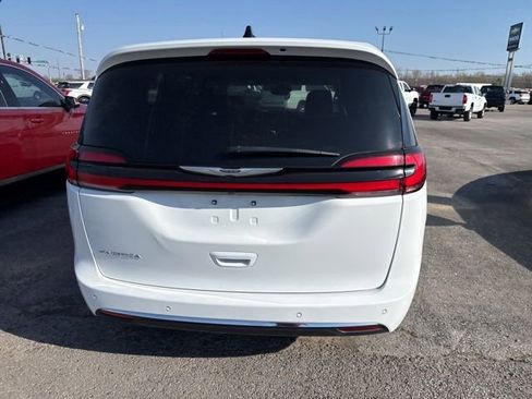 Used 2025 Chrysler Pacifica Select image 9