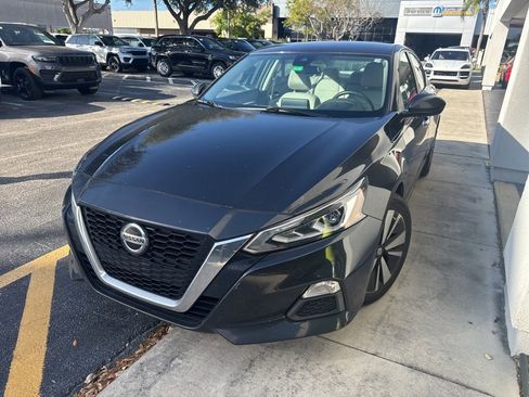 Used 2021 Nissan Altima 2.5 SV image 2