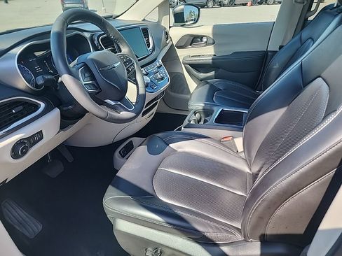 Used 2023 Chrysler Pacifica Touring-L image 14