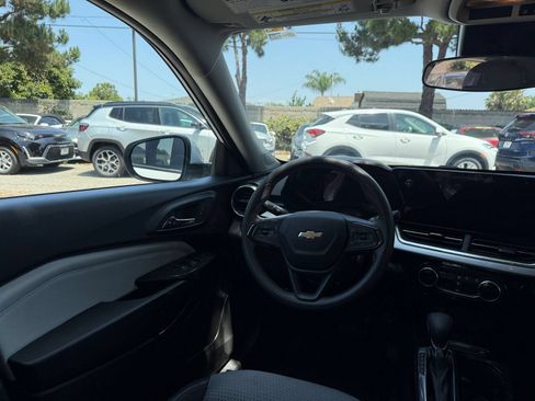 Used 2025 Chevrolet Trax LT FWD image 26