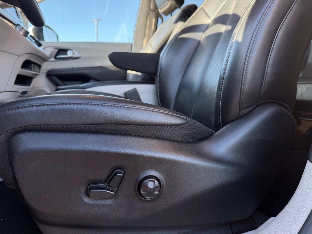 Used 2023 Chrysler Pacifica Touring-L FWD image 10
