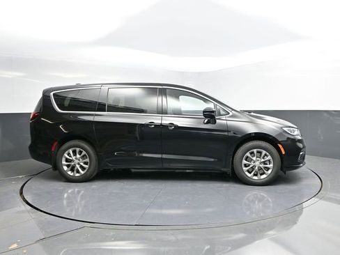 New 2026 Chrysler Pacifica Select AWD/4WD image 8