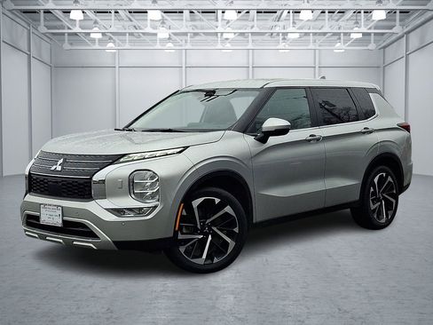 Used 2024 Mitsubishi Outlander SE image 1