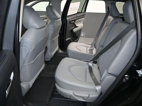 Used 2026 Toyota Highlander XLE image 13