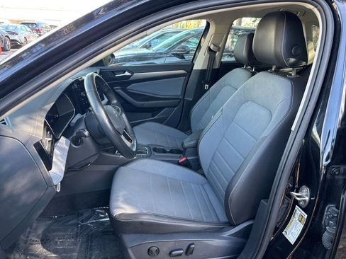 Used 2025 Volkswagen Jetta SE image 36