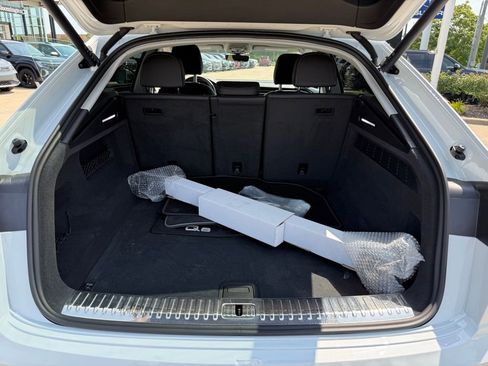 Used 2023 Audi Q8 Premium image 18